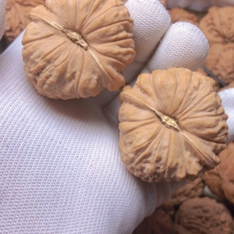 【闪购商品】桃核吊坠南瓜狮子头