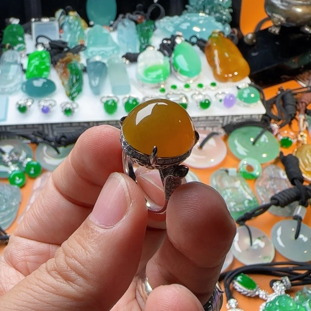 翡翠戒指18K金镶嵌冰黄蛋面鸽子蛋