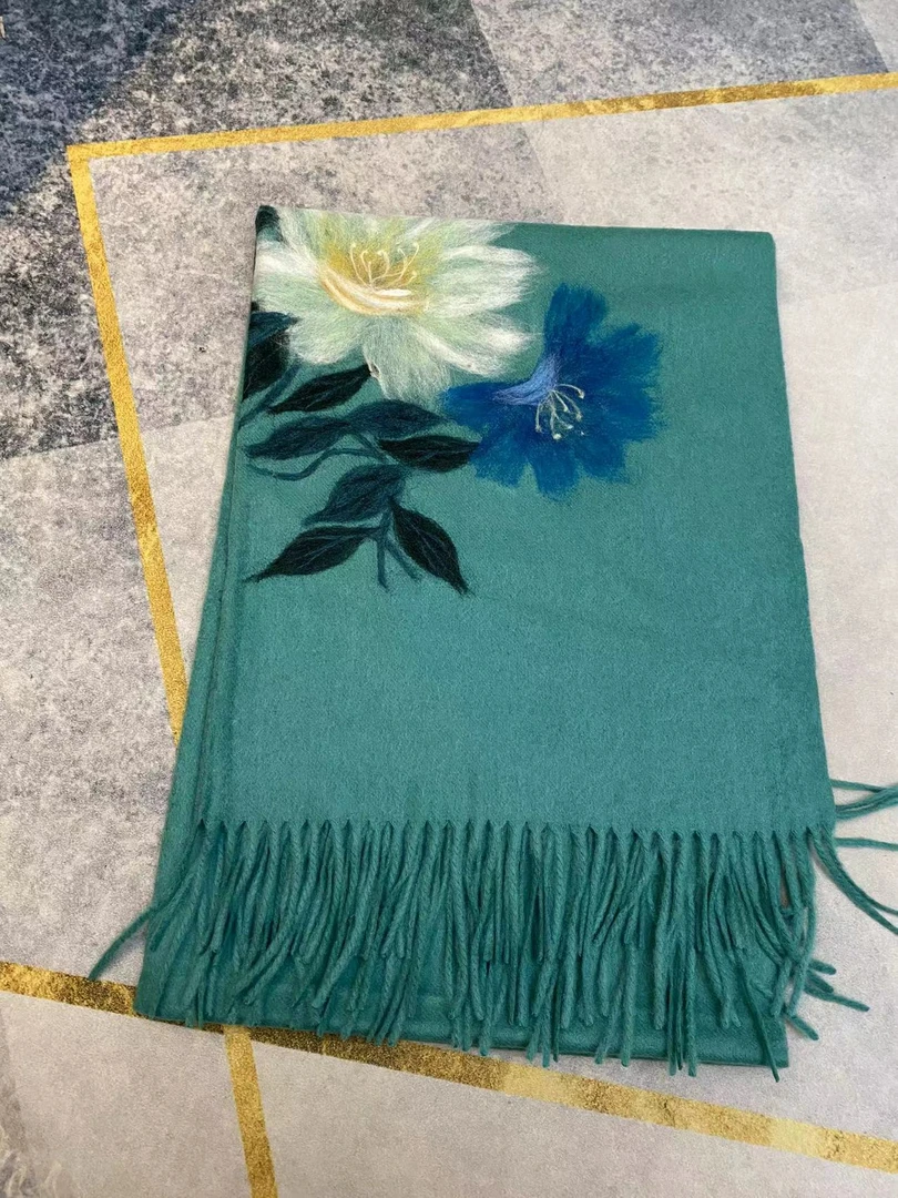 绿茵牡丹羊绒流苏围巾 020