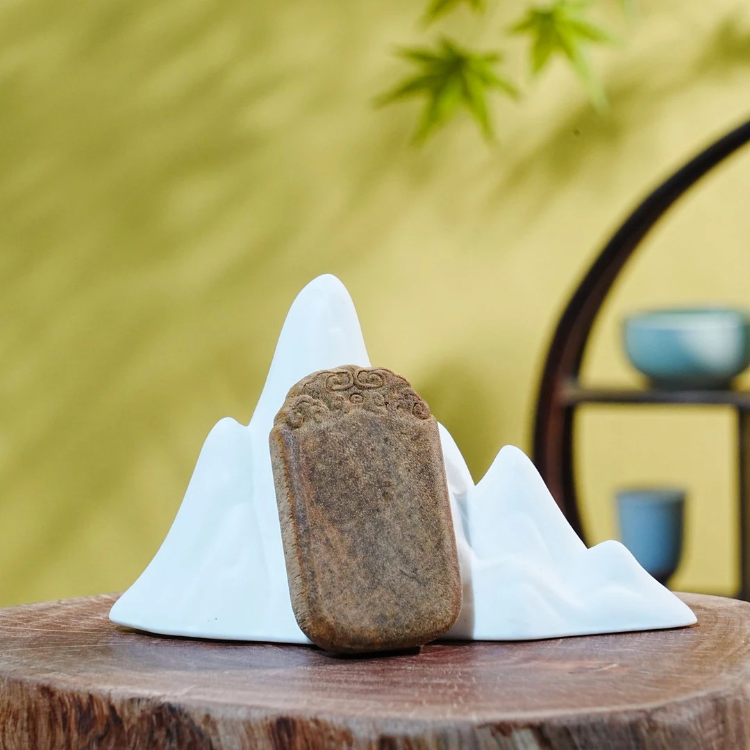 【毕业级】越南黄奇楠祥云无事牌5.1x3x1cm 13.7g 251109022 F