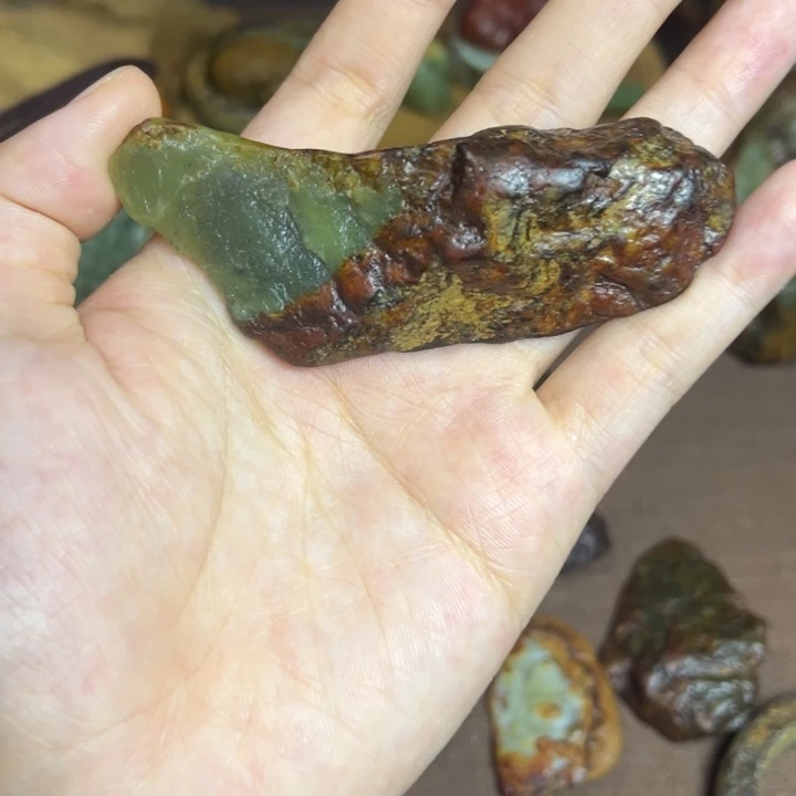 未镶嵌岫岩河磨玉（透闪石质玉）挂件