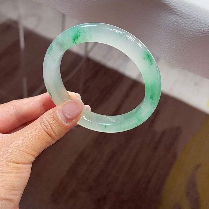 石英质玉手镯未镶嵌回**风