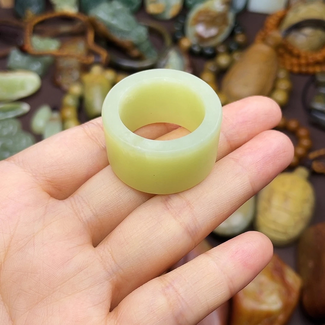 颈饰未镶嵌岫岩河磨玉（透闪石质玉）