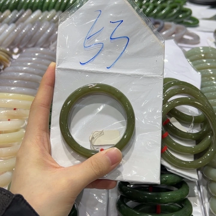 和田玉未镶嵌手镯