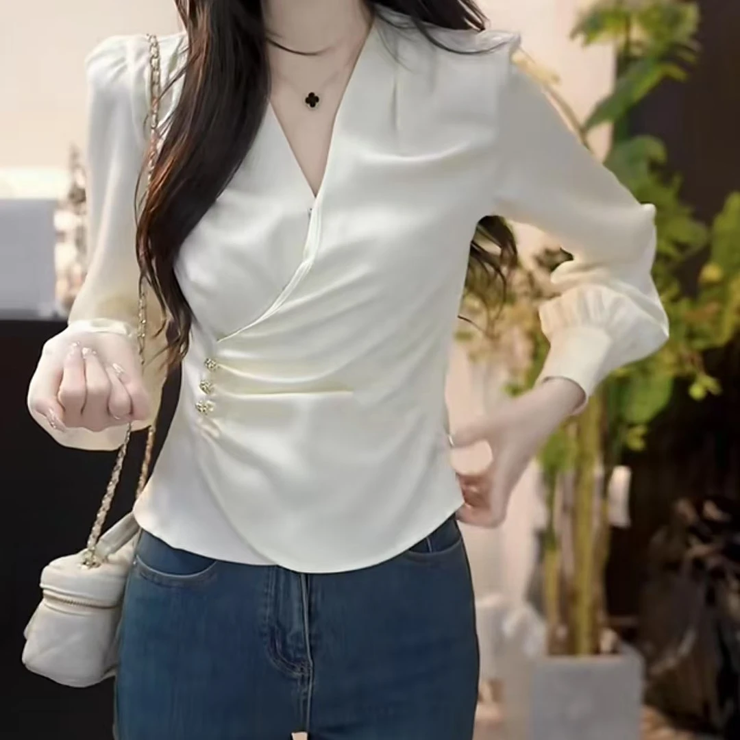 （多多专属）时尚气质设计感不规则缎面显瘦长袖打底衬衫女V领上衣