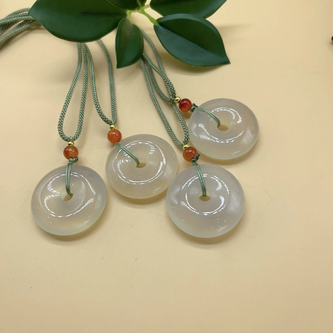 【玉美人】白玛瑙平安扣吊坠约卡30（拍一发一多样性发货）