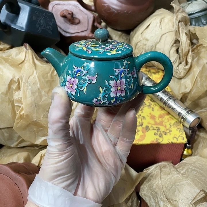 茶壶紫砂矿泥料手工制作的一把紫砂壶。