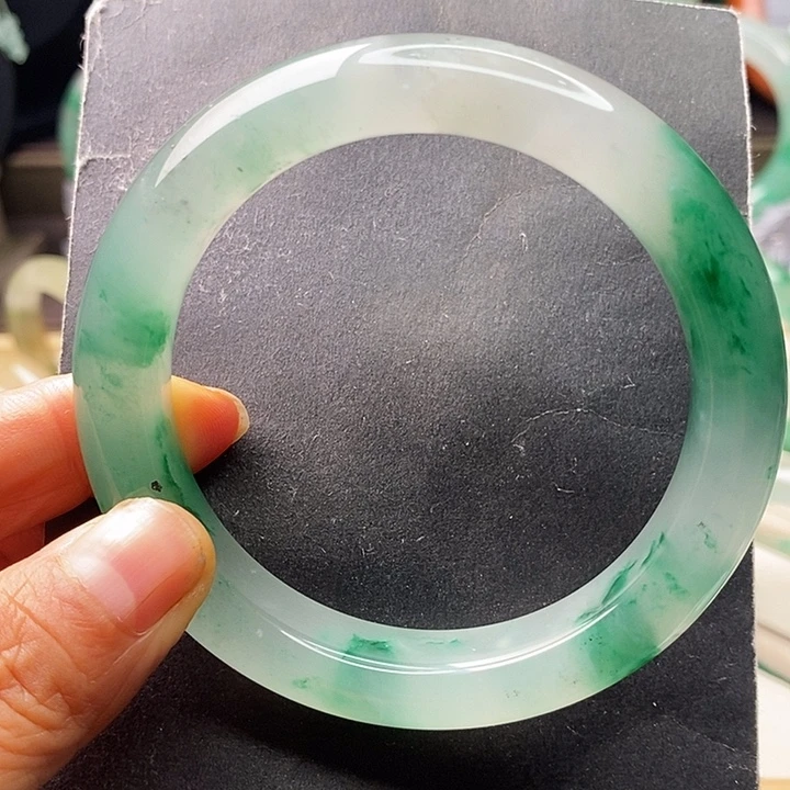 未镶嵌手镯石英质玉（非洲翠）
