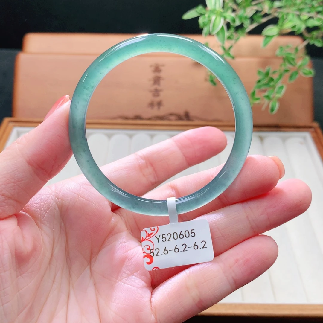 未镶嵌手镯（圆镯）翡翠