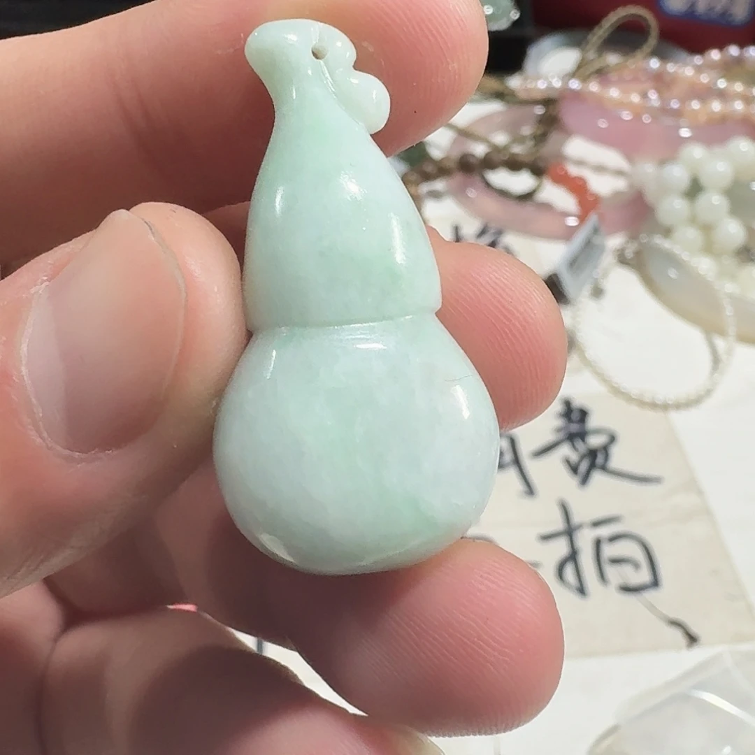 翡翠未镶嵌颈饰葫芦