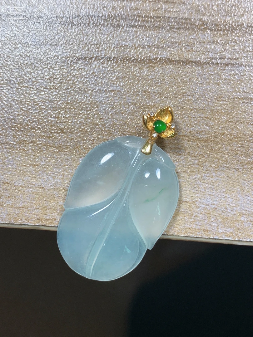 天然缅甸翡翠18 K金镶嵌叶子吊坠（33.2x18.8x4.5）