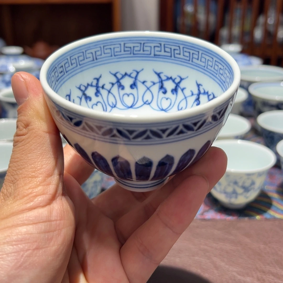 杯青花菊瓣纹宝相鸡心杯口径约8.6厘米