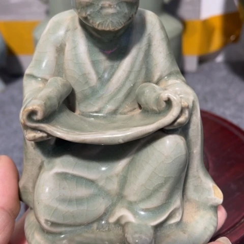 摆件龙泉窑人物，整体开片