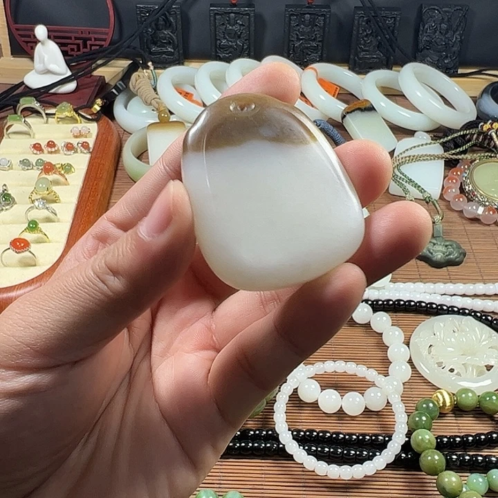 和田玉未镶嵌吊坠(赠链)