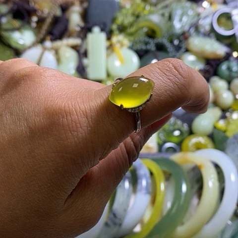 岫玉未镶嵌戒指一个