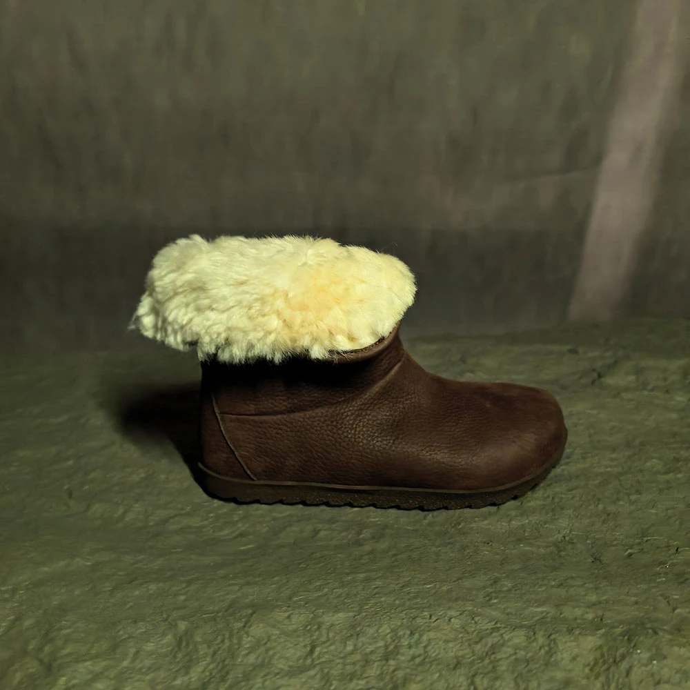 2026冬季厚款羊羔毛保暖时尚雪地靴中筒真皮平底靴子加绒加厚女靴