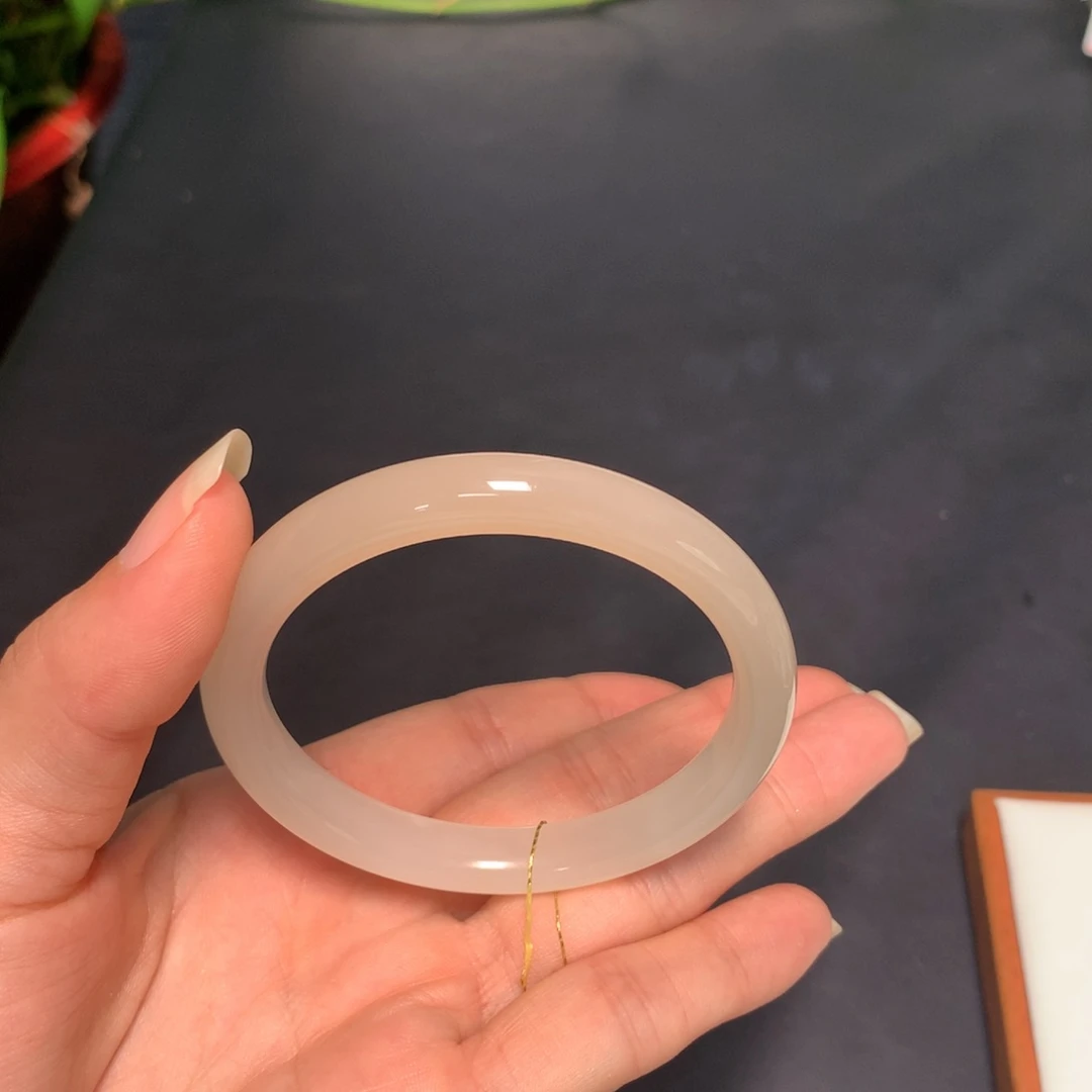 和田玉手镯未镶嵌胡***姐