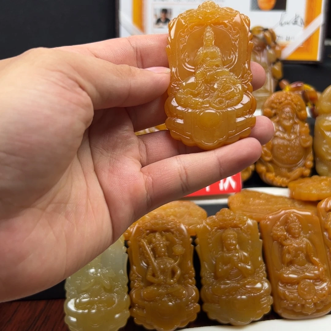 幸***安未镶嵌石英质玉（黄龙玉）黄龙玉