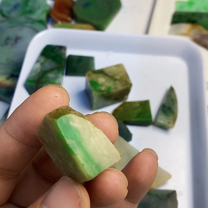 吉***意翡翠散珠天然翡翠A货挂件