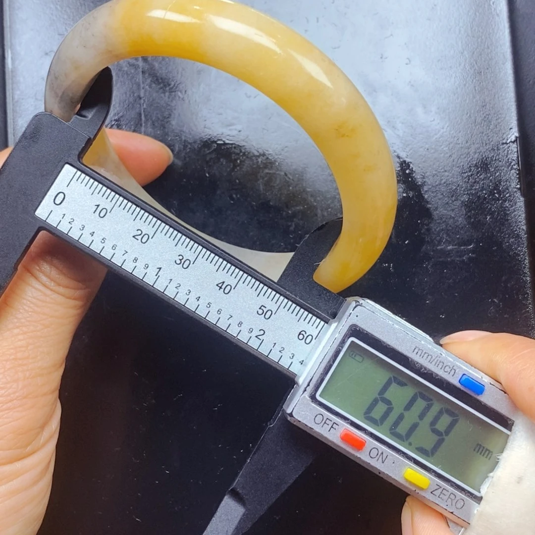 石英质玉（黄龙玉）未镶嵌颈饰