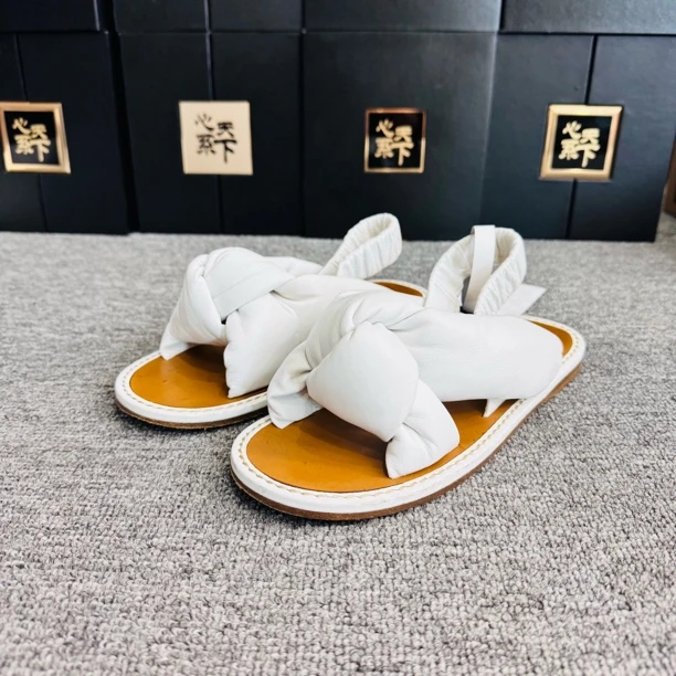 95新 MIU MIU/缪缪 白色羊皮云朵凉鞋37.5码ysc1613