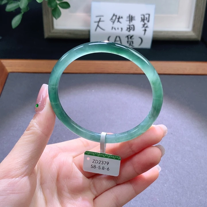 翡翠手镯未镶嵌天然翡翠手镯