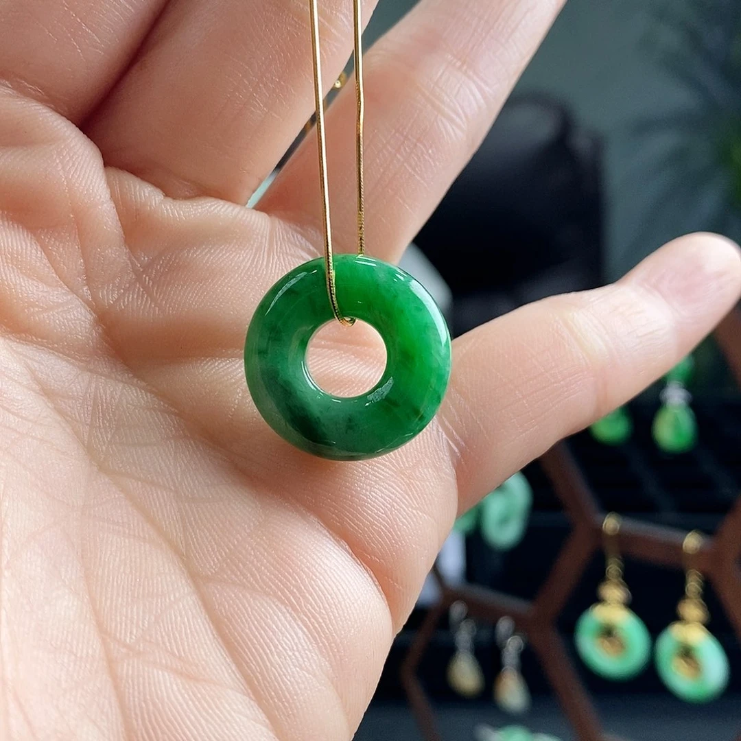 翡翠吊坠(赠链)未镶嵌翡翠