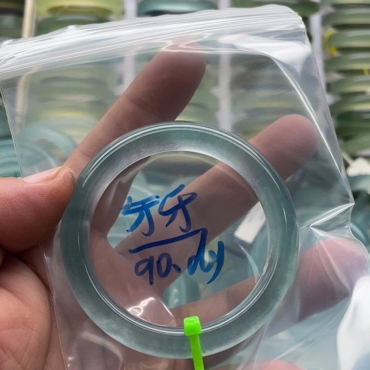 N***牙石英质玉手镯未镶嵌