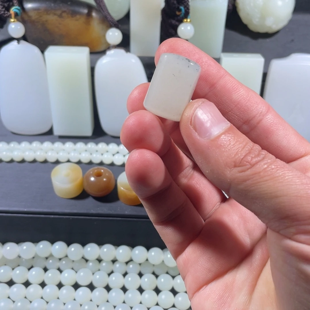 和田玉未镶嵌颈饰桶珠