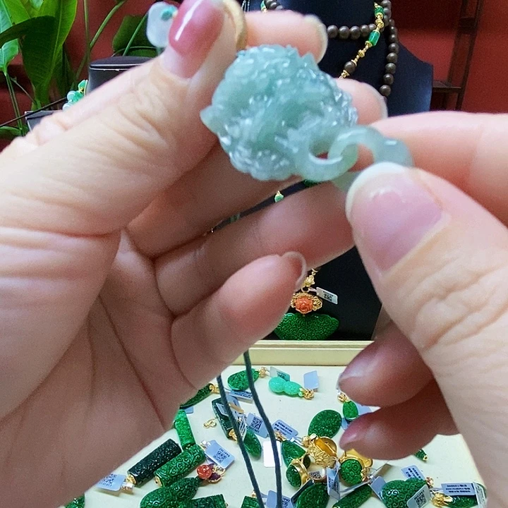 翡翠未镶嵌颈饰吊坠