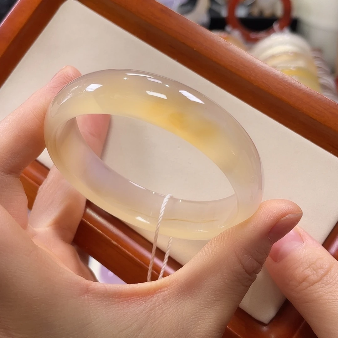 玛瑙/玉髓未镶嵌手镯不同角度不同光线下色不同