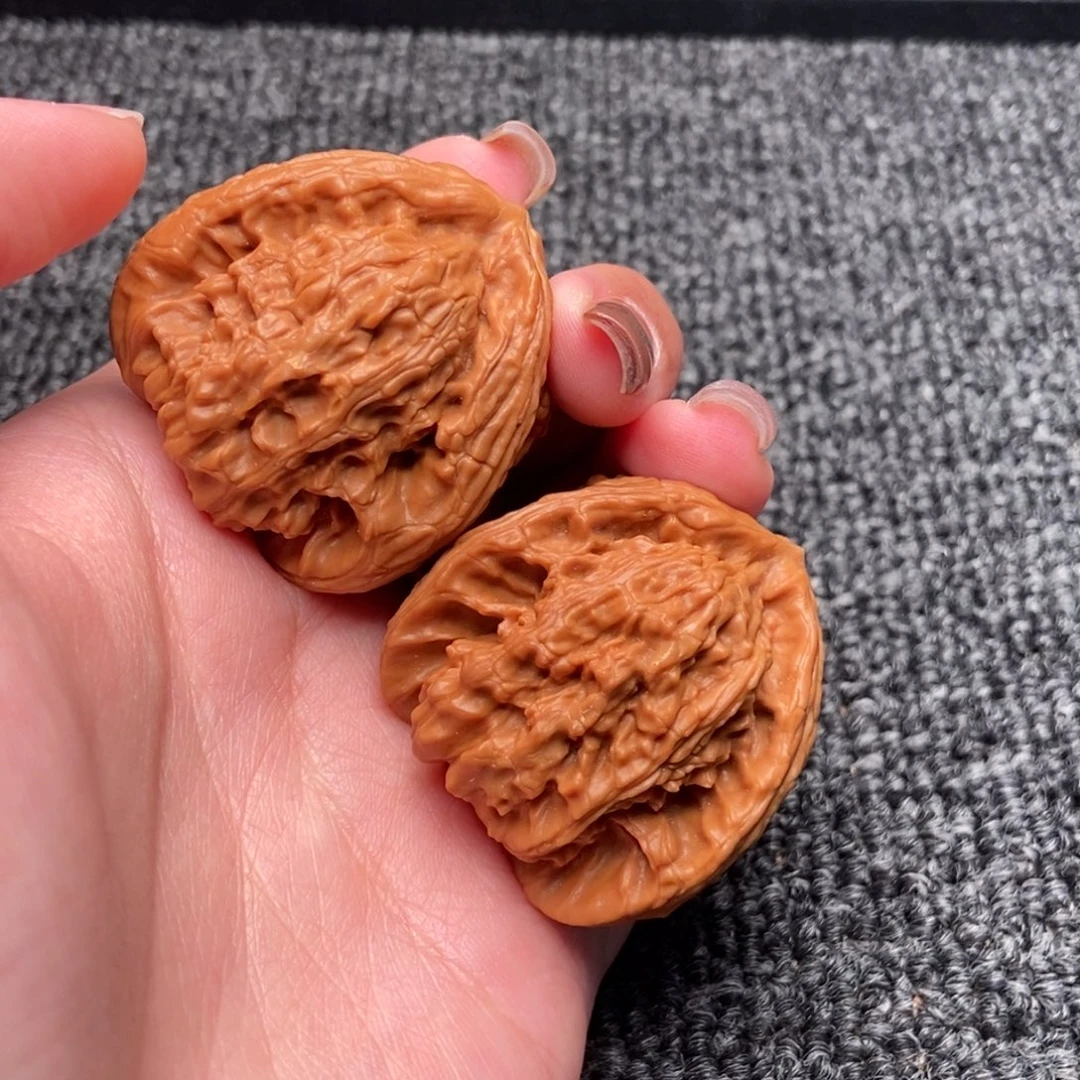 雷***达木质类白狮子正奔