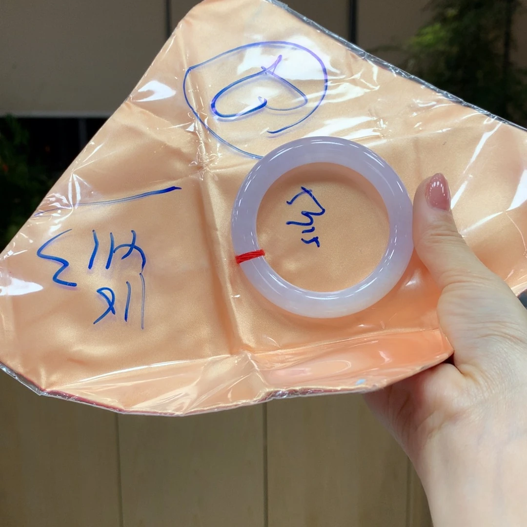 翡翠手镯未镶嵌不退不换