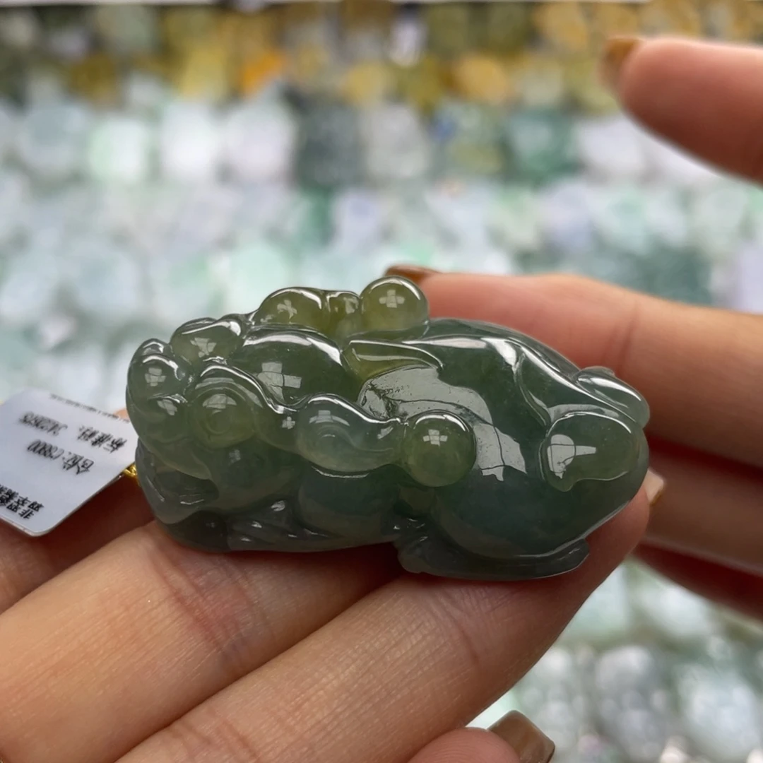 翡翠未镶嵌颈饰貔貅