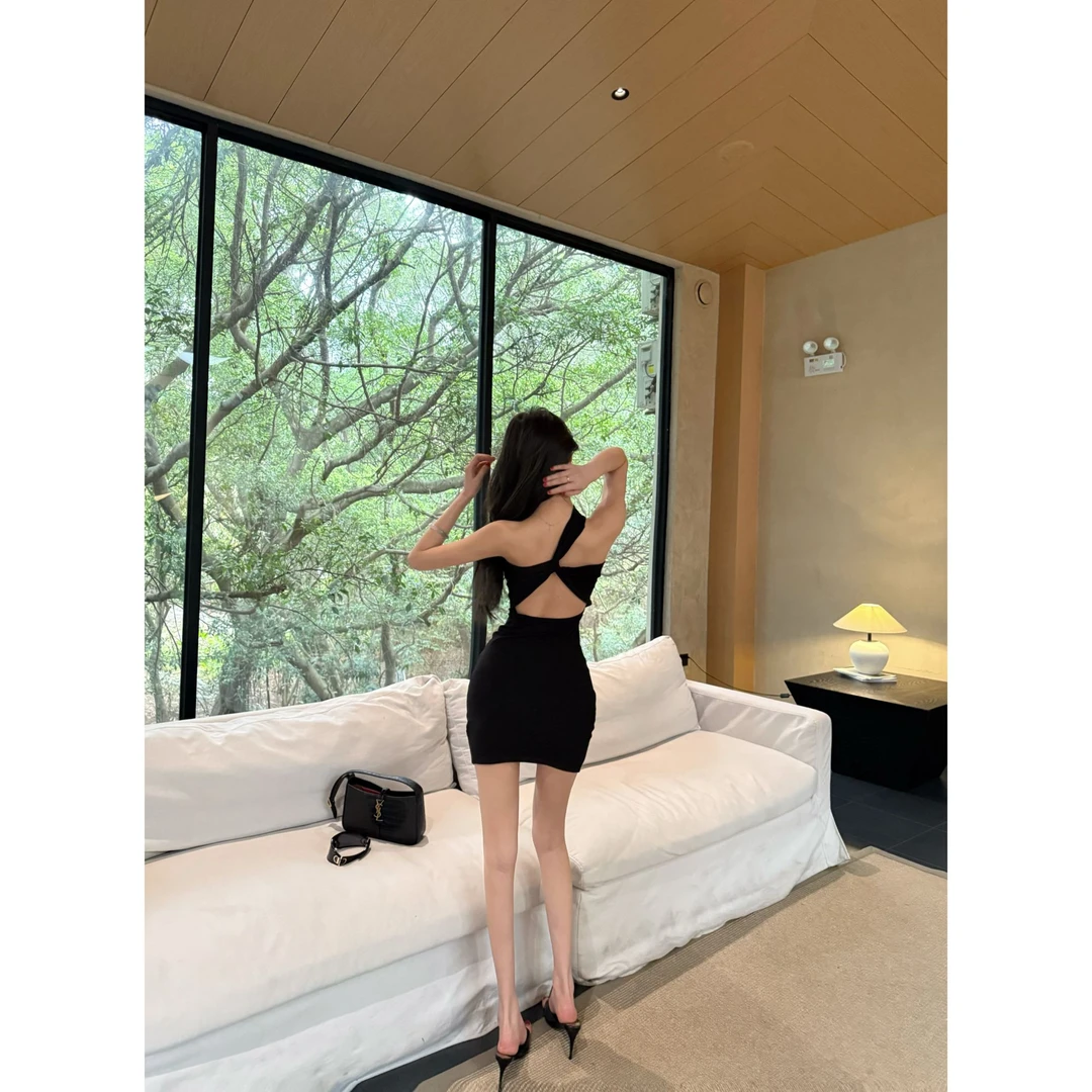【月色千金】【有退运补】气质小黑裙设计感斜肩不规则修身辣妹包臀裙
