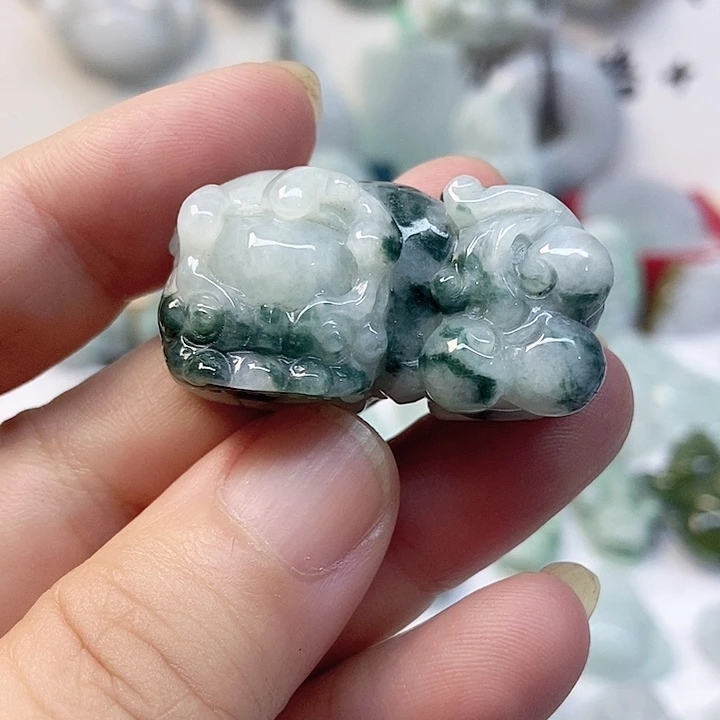 翡翠未镶嵌颈饰貔貅