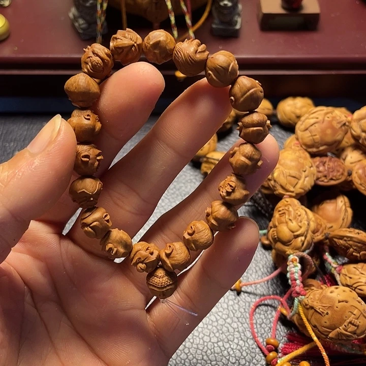 龙纹桃核雕刻怪脸罗汉