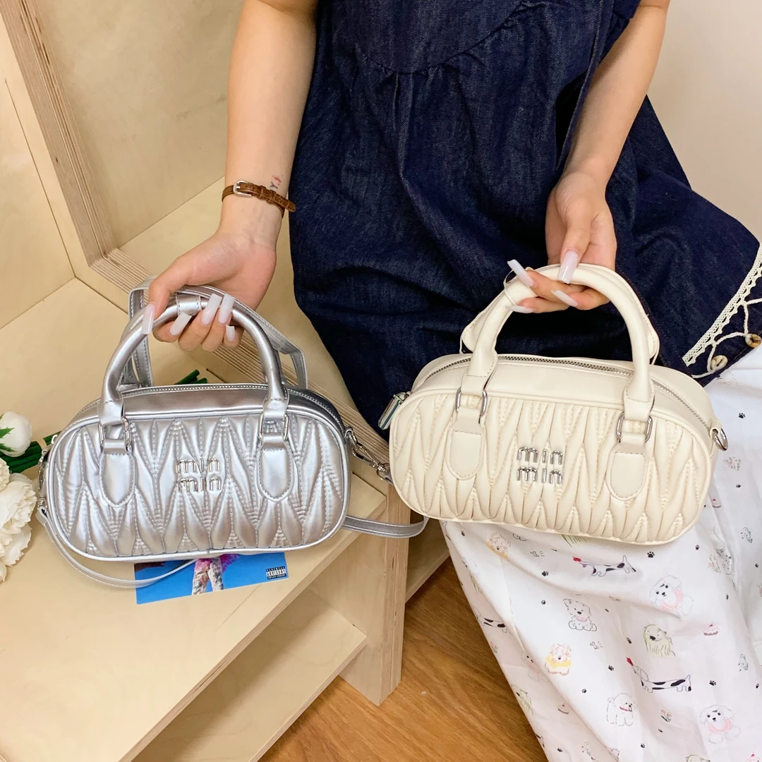 爆款新款包包女时尚夏天褶皱斜挎包今年流行爆款韩版手提枕头包