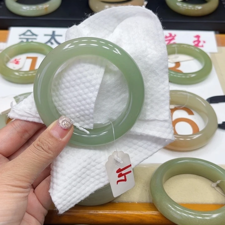 未镶嵌手镯石英质玉阿*