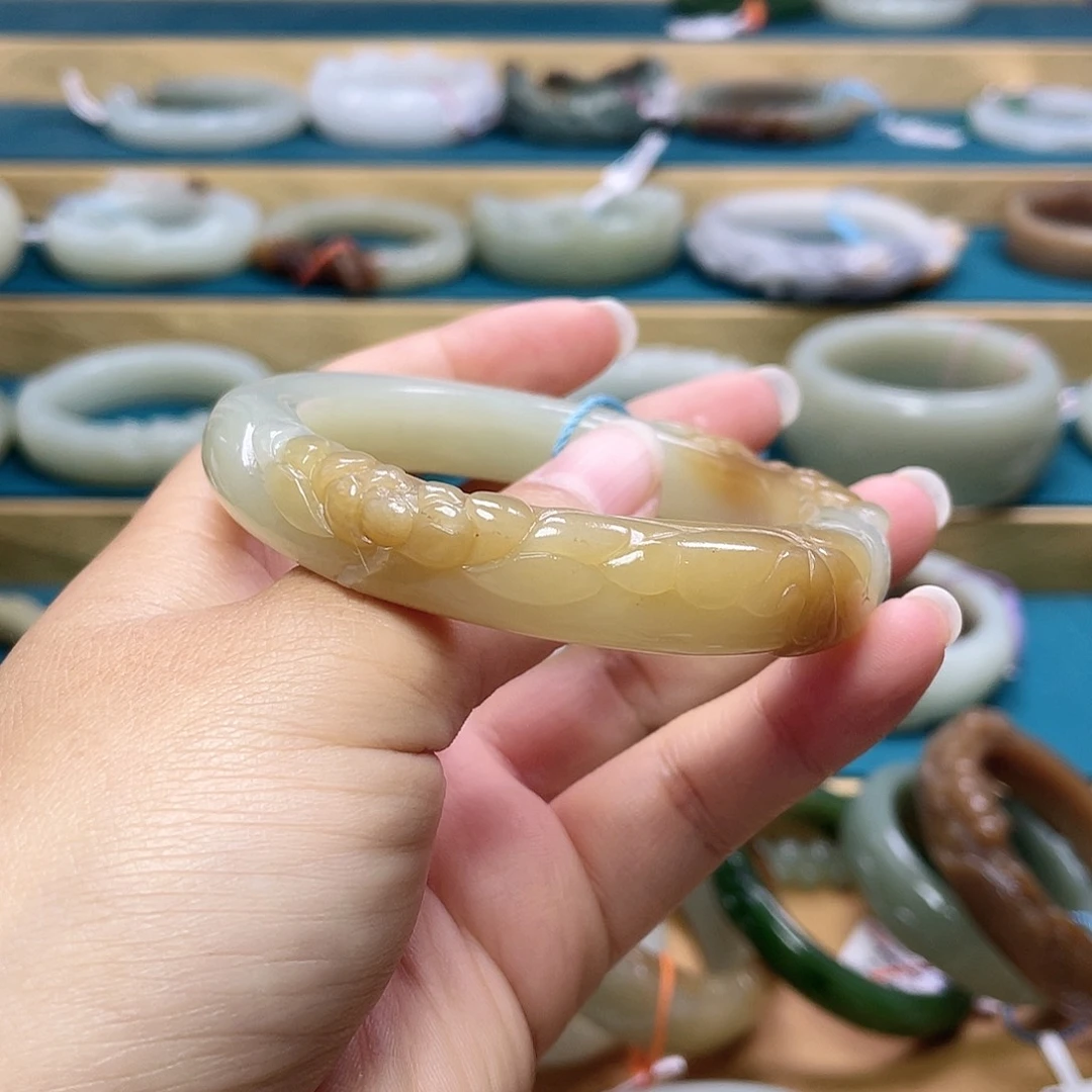 未镶嵌手镯和田玉衣*