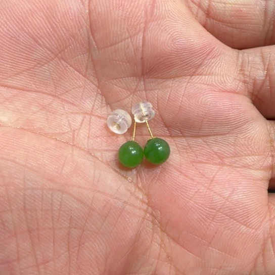 和田玉耳饰18K金镶嵌卡6苹果绿乌兰海