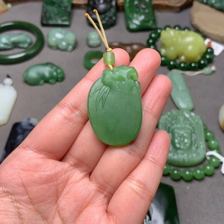 和田玉未镶嵌颈饰