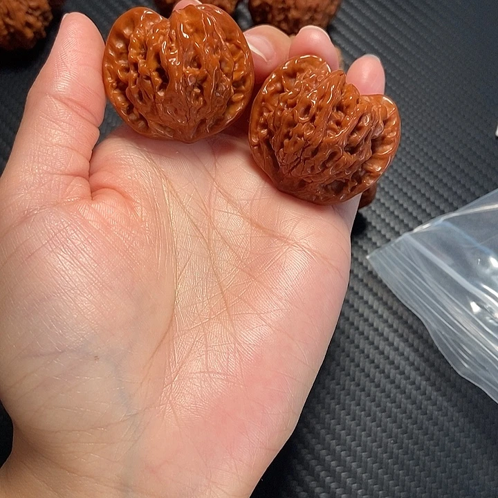 文玩核桃吊坠桃心公子帽。    37