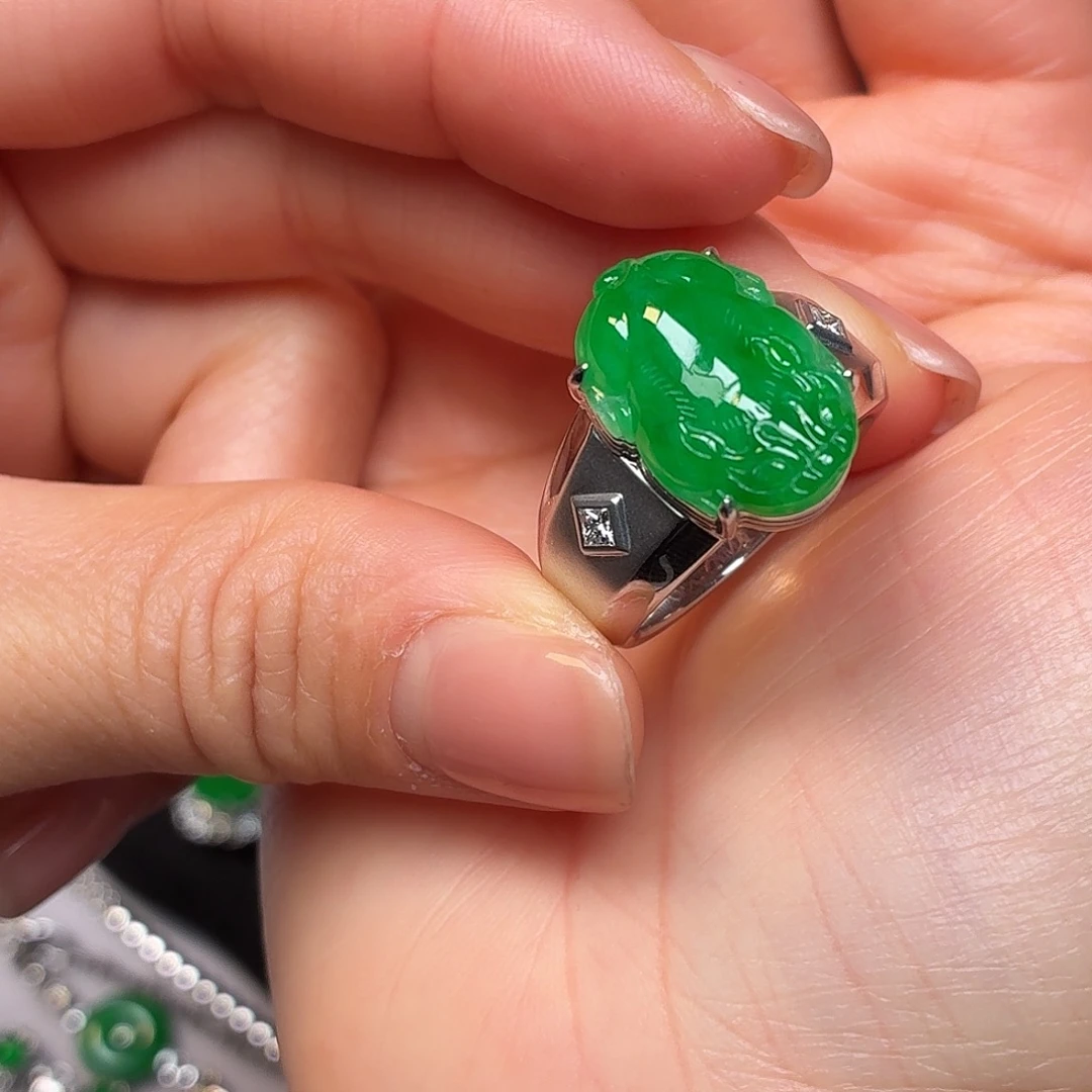 翡翠18K金镶嵌颈饰