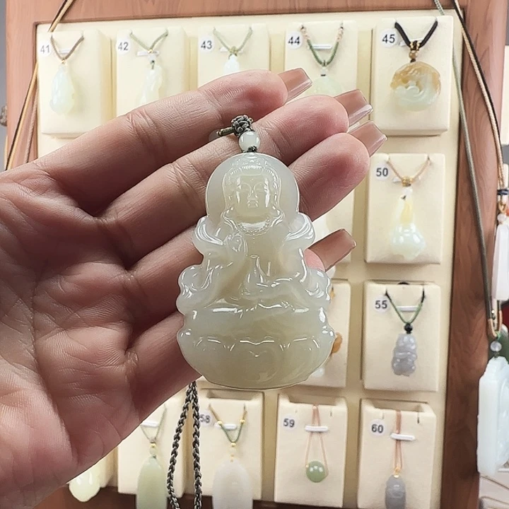 和田玉颈饰未镶嵌影*