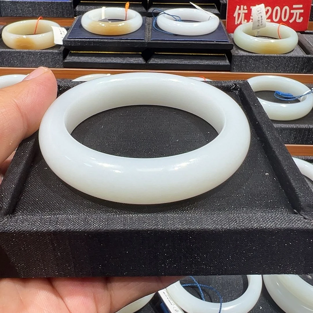 群***艳和田玉手镯未镶嵌