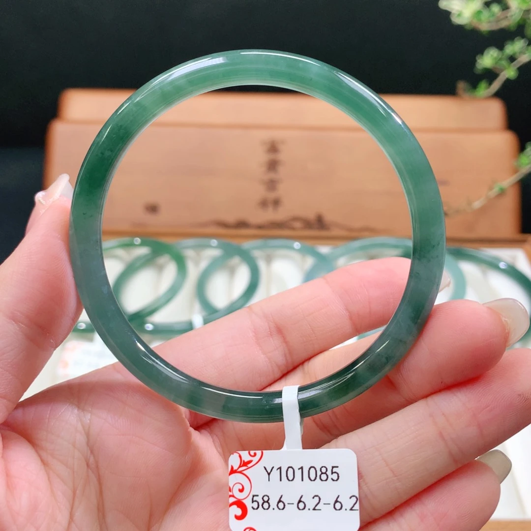 翡翠手镯未镶嵌天然