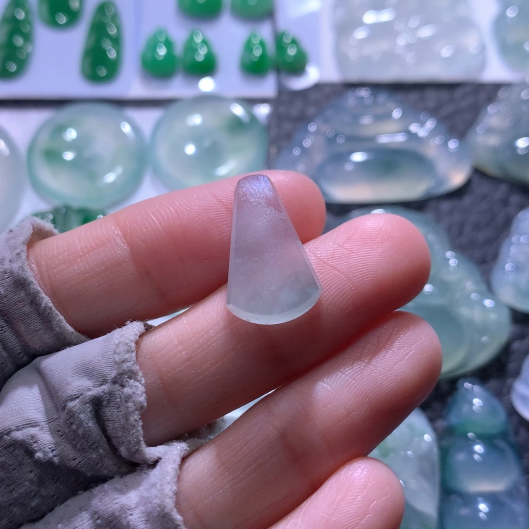 翡翠未镶嵌颈饰无事牌