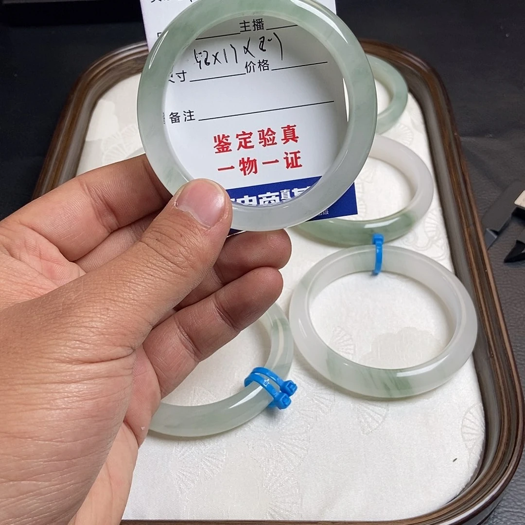 小***X石英质玉未镶嵌手镯1