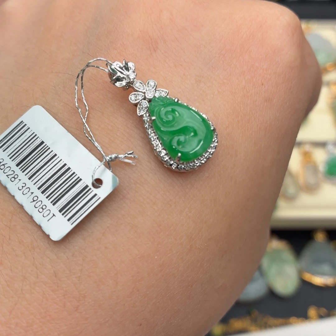 颈饰18K金镶嵌翡翠